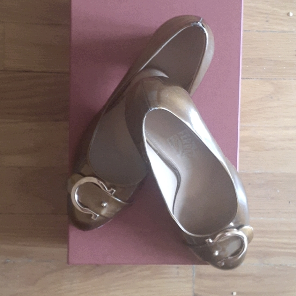Authentic Salvatore Ferragamo shoes color: gold
